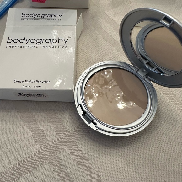 Bodyography Every Finish Powder - #10 Light - Picture 2 of 8
